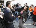 Una mujer se enfrenta a la Polic&iacute;a en Huelva