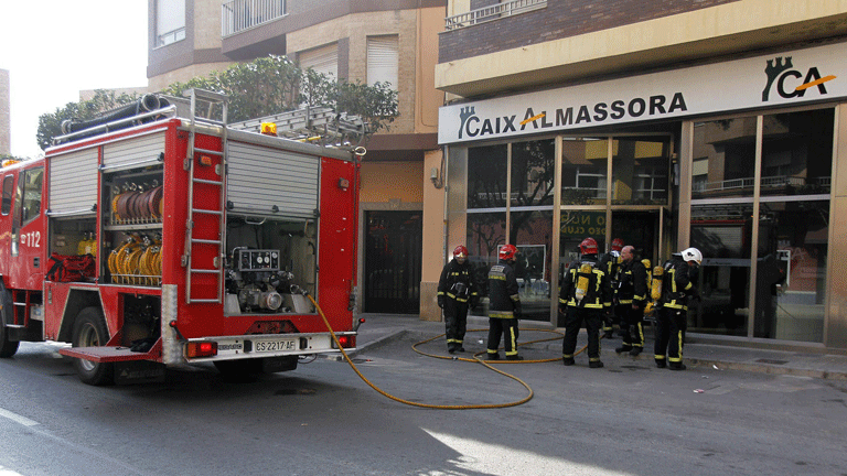 Un mujer en estado grave tras quemarse a lo bonzo en una sucursal bancaria de Almassora, en Castellón