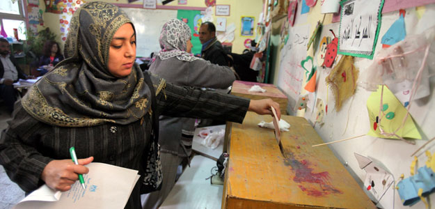 Una mujer vota durante la segunda jornada de la primera fase de las legislativas en Egipto, este mi&eacute;rcoles