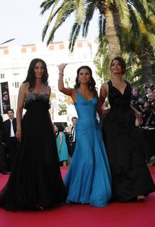 Una de las Mujeres Desesperadas, Eva Longoria, saluda a su llegada al Palacio de Festivales