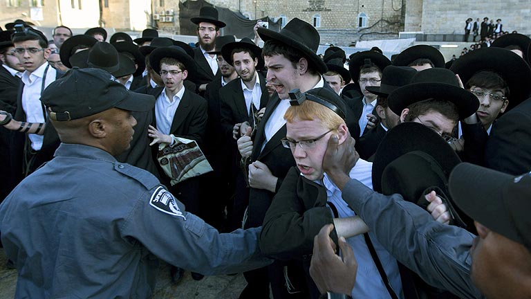 Enfrentamientos entre ortodoxos judíos y la Policía en Jerusalén durante rezo de grupo de mujeres