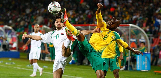 Mulaa Mohammed de Irak y Siboniso Gaxa de Sur&aacute;frica luchan por el bal&oacute;n.