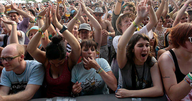 Oleadas de asistentes en la sesi&oacute;n inaugural del Festival Internacional de Benic&agrave;ssim (FIB) 2009