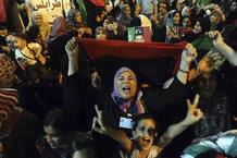 Multitud emocionada en la plaza Tahrir de Bengasi por el desmoronamiento del régimen libio Multitud emocionada en la plaza Tahrir de Bengasi por el desmoronamiento del régimen libio