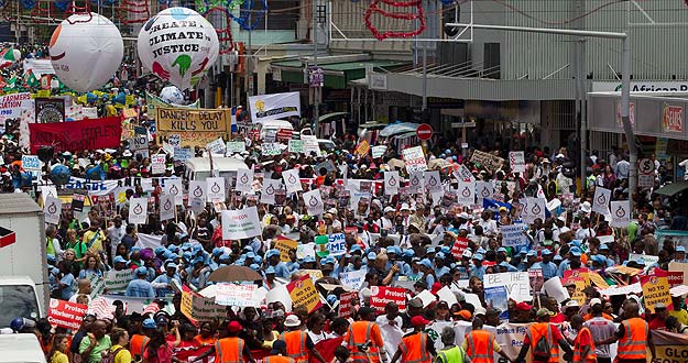 Multitudinaria manifestaci&oacute;n en Durban contra el cambio clim&aacute;tico
