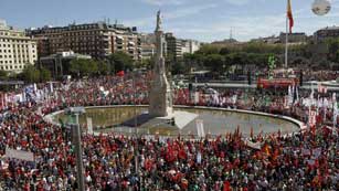 Ver v&iacute;deo  'Multitudinaria manifestaci&oacute;n en Madrid contra los recortes del Gobierno'