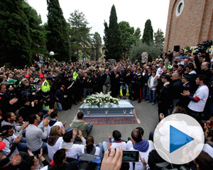 Multitudinario funeral de Marco Simoncelli