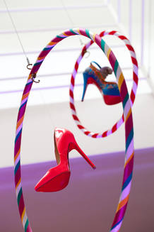 El mundo Louboutin: color, diversi&oacute;n, cabaret y mucha sensualidad