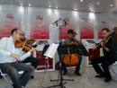 El cuarteto Saravasti deleit&oacute; a los visitantes del cami&oacute;n-estudio en Murcia.