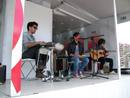 Momento de la actuaci&oacute;n del grupo Varry Brava en el cami&oacute;n-estudio a su paso por Murcia.