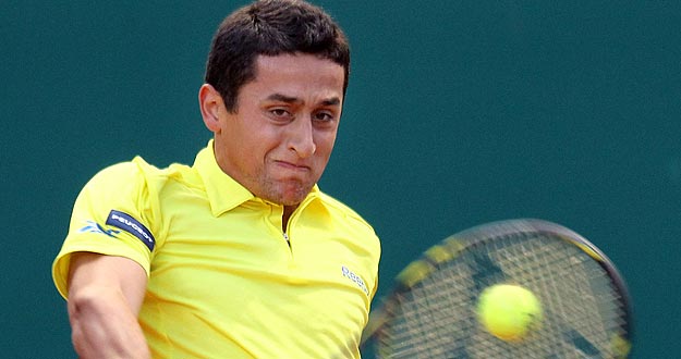 El murciano Nicolas Almagro devuelve la bola ante el suizo Stanislas Wawrinka.