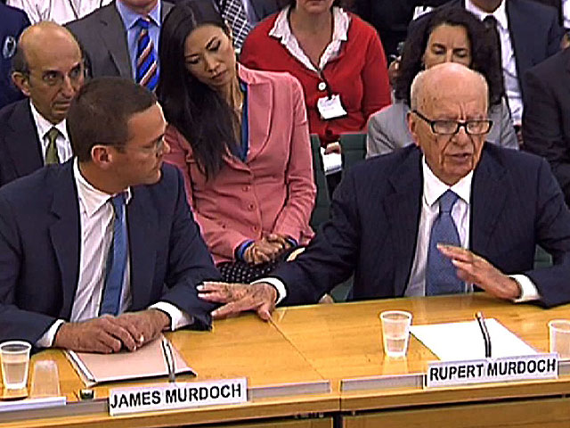 Murdoch interrumpe a su hijo para defender que James no estaba en la compa��a cuando ocurri� todo