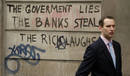 Los muros de los edificios del distrito financiero de Londres han sufrido tambi&eacute;n las consecuencias de las protestas anticapitalismo