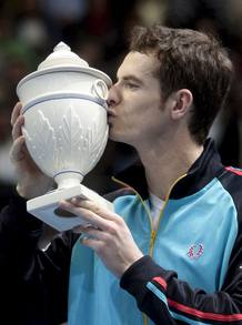 El tenista escocés Andy Murray besa el trofeo que le acredita como campeón del Open 500 de Tenis. El tenista escocés Andy Murray besa el trofeo que le acredita como campeón del Open 500 de Tenis.