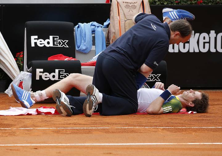 Murray, siendo atendido por el m&eacute;dico por sus problemas de espalda en el Masters 1000 de Roma frente a Marcel Granollers