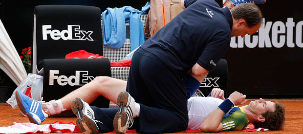 Murray, siendo atendido por el m&eacute;dico por sus problemas de espalda en el Masters 1000 de Roma frente a Marcel Granollers
