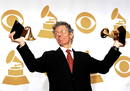 El m&uacute;sico estadounidense Chick Corea sostiene dos estatuillas Grammy, una de ellas por la Mejor Improvisaci&oacute;n Solo de Jazz