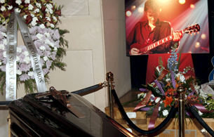 Ver v&iacute;deo  'M&uacute;sicos y fans despiden a Antonio Vega entre guitarras'