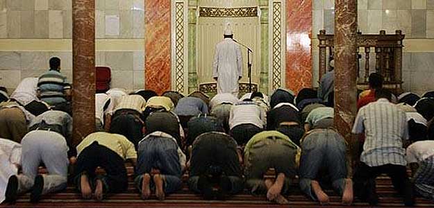 Musulmanes rezando a Al&aacute; en una mezquita de Madrid.