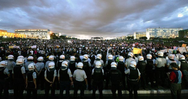La Polic&iacute;a contiene a los miles de estudiantes que han tratado de acceder al Congreso Nacional en Brasillia, la capital de Brasil, durante las protestas del lunes