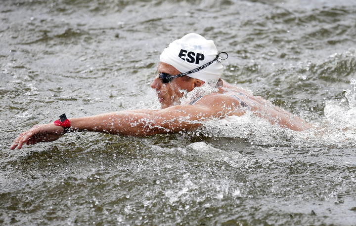 El nadador espa&ntilde;ol Francisco Hervas durante la prueba de los 10 kil&oacute;metros de nataci&oacute;n en aguas abiertas en los Juegos Ol&iacute;mpicos de Londres 2012.
