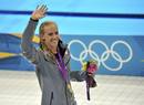 La nadadora estadounidense Dana Vollmer, celiaca, saluda al p&uacute;blico despu&eacute;s de ganar la medalla de oro y establecer un nuevo r&eacute;cord ol&iacute;mpico en los 100 metros mariposa femeninos de los Juegos Ol&iacute;mpicos de Londres 2012 en el Centro Acu&aacute;tico de Londres