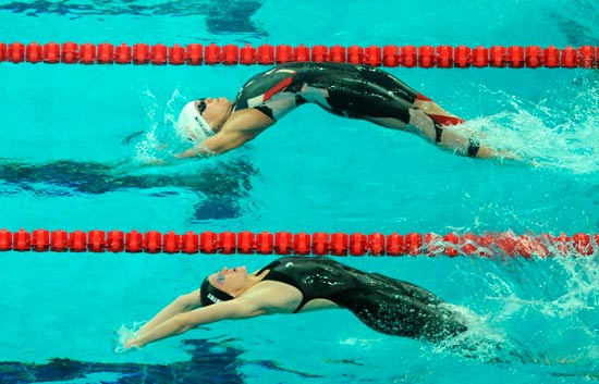 Ver v&iacute;deo  'La nadadora de Zimbabwe Kirsty Coventry logra el r&eacute;cord del mundo de los 100 metros espalda con un tiempo de 58,77 segundos'