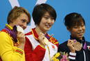 Las nadadoras Jiao Liuyang de China (c), oro, Mireia Belmonte Garc&iacute;a de Espa&ntilde;a (i), plata, y Natsumi Hoshi de Jap&oacute;n (d), bronce, celebran en el podio de la prueba de los 200 metros mariposa.
