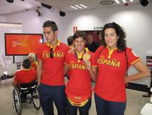 Los nadadores, Israel Oliver, Michelle Alonso, y la entrenadora, Mar&iacute;a Folgado.