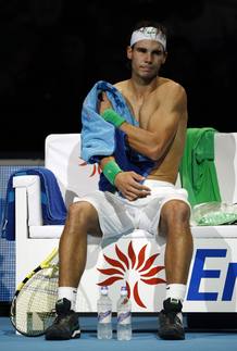 Nadal, sin camiseta en un descanso de la Copa Masters.