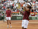 Nadal con su compa&ntilde;ero de dobles Tommy Robredo en la competici&oacute;n de Copa Davis de 2004.
