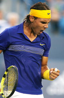 Nadal celebra un punto ante su rival franc&eacute;s