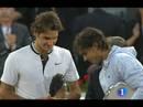 Ir al Video&nbsp;Nadal y Federer se intercambian los trofeos
