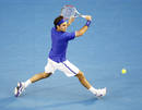 Federer ejecuta un resto cruzado a su contrincante.