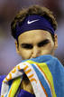 Como en todos los partidos en los que se enfrenta con Nadal, Federer ha corrido m&aacute;s de lo que habit&uacute;a. En la imagen le vemos sec&aacute;ndose el sudor.
