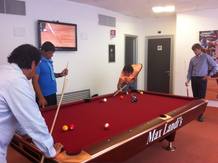 Nadal pasó las horas de espera del domingo jugando al billar con su equipo. Nadal pasó las horas de espera del domingo jugando al billar con su equipo.