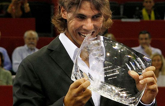 Nadal recibe el trofeo al n&uacute;mero uno del mundo