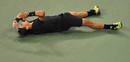 Nadal se tir&oacute; al suelo tras fallar Djokovic la bola que supuso el triunfo del manacorense en la final del US Open.