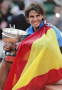 Rafael Nadal posa con la bandera de Espa&ntilde;a.
