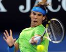 Rafa Nadal env&iacute;a un drive a Novak Djokovic en la final del Open de Australia