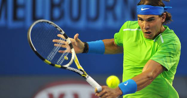 Nadal devuelve una bola con su rev&eacute;s a Novak Djokovic