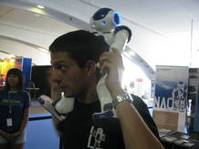 Nao, una de las sorpresas de la inauguraci&oacute;n de la Campus, descansa a hombros de uno de sus dise&ntilde;adores, Romain Davos
