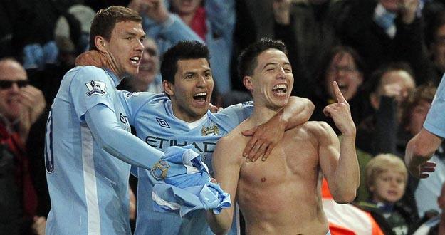 Nasri (d) celebra su gol con sus compa&ntilde;eros Edin Dzeko (i) y Sergio Ag&uuml;ero (c) del Manchester City ante el Chelsea este mi&eacute;rcoles