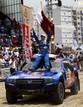 Nasser Al-Attiyah celebra el t&iacute;tulo subido a su coche.