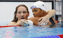 La francesa Camille Muffat celebrando su victoria con su compa&ntilde;era la tambi&eacute;n nadadora, Coralie Balmy, despu&eacute;s de la final de 400m libres en los Juegos Ol&iacute;mpicos de Londres 2012.