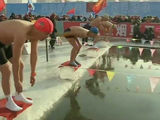 Nataci�n china en un lago helado