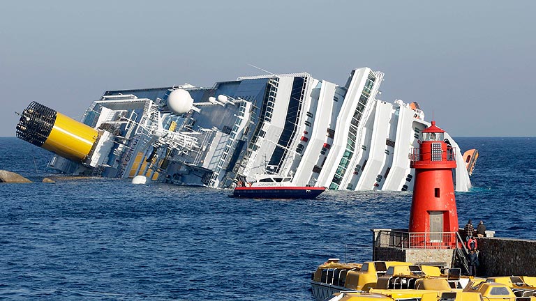 Tres muertos y varios desaparecidos en el naufragio de un crucero