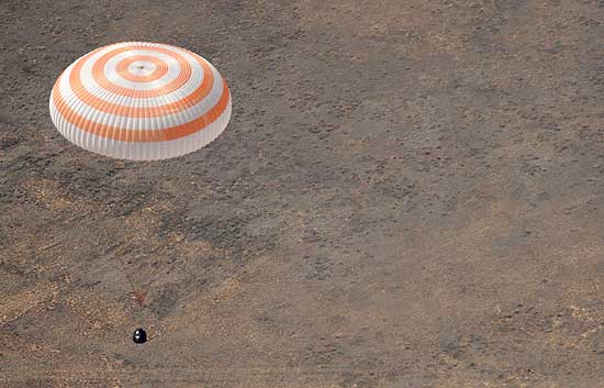 La nave rusa Soyuz aterriza con &eacute;xito en la Tierra