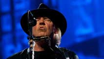 Neil Young vuelve a la carga y lo hace con los "Crazy Horses"