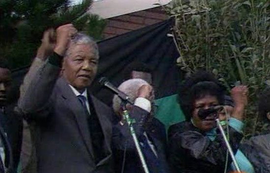Mundo 24H - Nelson Mandela abandona la c&aacute;rcel de Victor Verster el 11 de febrero de 1990